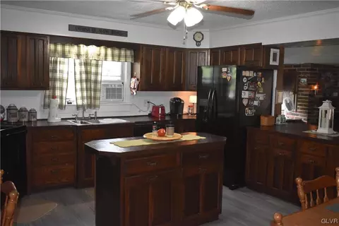 346 E 3rd St, Wind Gap, PA 18091 photo 4