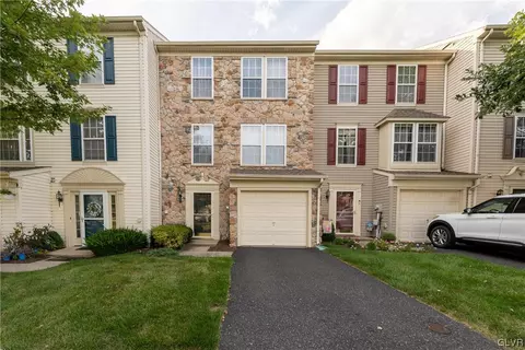 4067 Tournament Ct, Center Valley, PA 18034