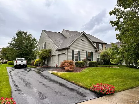 2166 Rolling Meadow Dr, Macungie, PA 18062