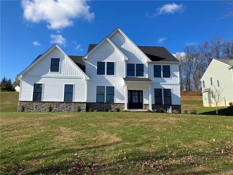 8389 Scenic View Dr, Breinigsville, PA 18031