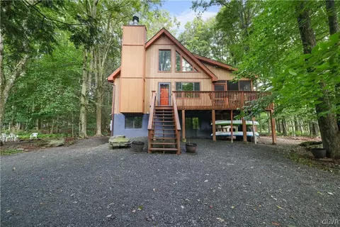 261 Lakeview Dr W, Hamlin, PA 18427