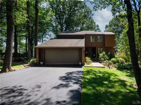 5218 Foxcroft Dr, Schnecksville, PA 18078