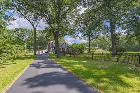 539 Mountain Top Ln, Allentown, PA 18103