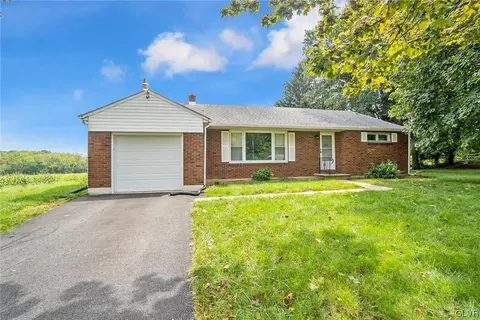1819 Blue Barn Rd, Orefield, PA 18069