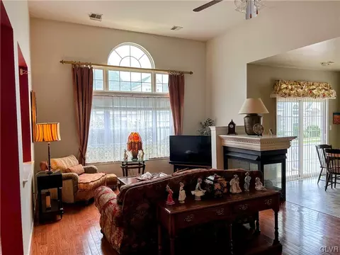 1875 Gregory Pl, Hellertown, PA 18055 photo 5