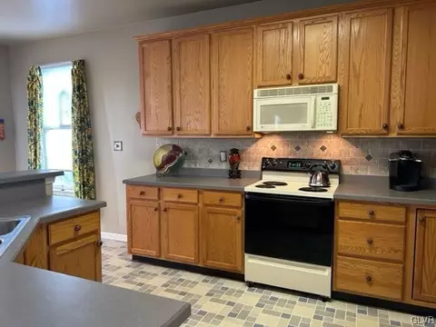 1875 Gregory Pl, Hellertown, PA 18055 photo 3