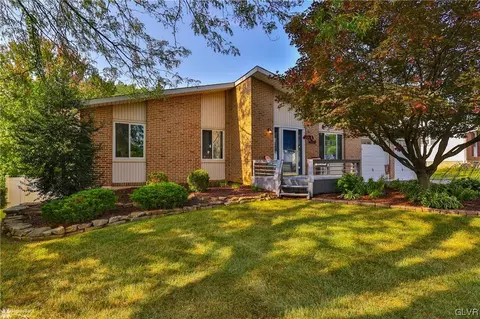 1817 Elmhurst Dr, Whitehall, PA 18052