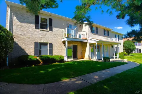 2697 Rolling Green Dr, Macungie, PA 18062