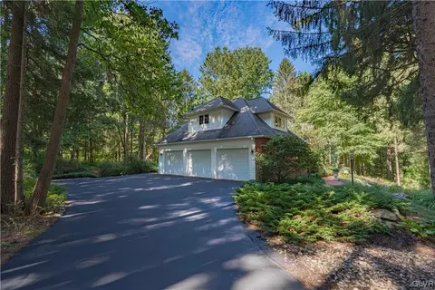 240 Pine Manor Dr, Hellertown, PA 18055 photo 4
