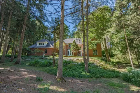 240 Pine Manor Dr, Hellertown, PA 18055