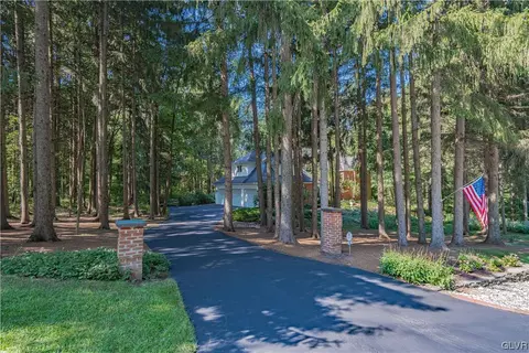 240 Pine Manor Dr, Hellertown, PA 18055 photo 2