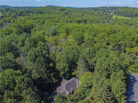 240 Pine Manor Dr, Hellertown, PA 18055 photo 3