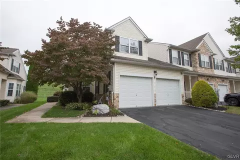 8 Willow Dr, Palmer Township, PA 18045