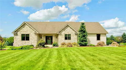 3362 Fairland Dr, Schnecksville, PA 18078