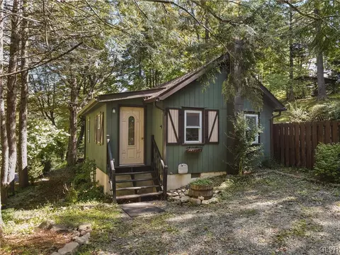 1213 Sherwood Forest Rd, Stroudsburg, PA 18360