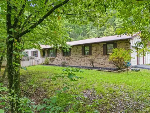 2312 Meadowlake Rd, Saylorsburg, PA 18353