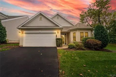 100 Glenmoor Cir S, Palmer Township, PA 18045
