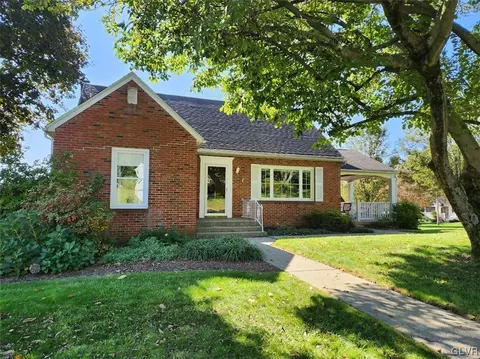 2450 Woodridge Ter, Palmer Township, PA 18045