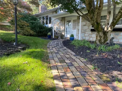 724 Barrymore Ln, Bethlehem, PA 18017