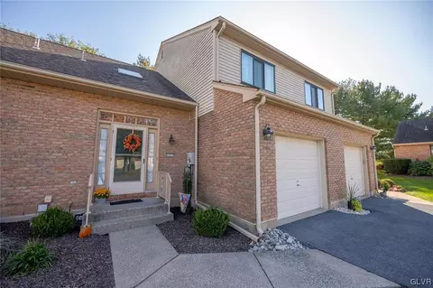 3203 Oakland Square Dr, Bethlehem, PA 18020