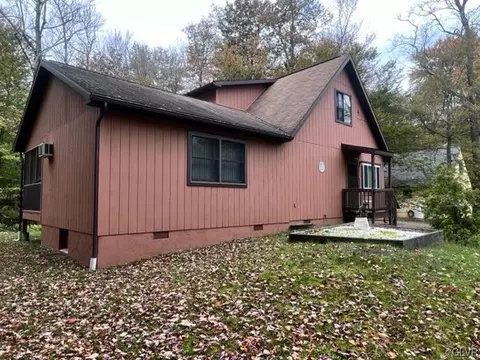 1047 Emerald Ave, Wayne, PA 18424