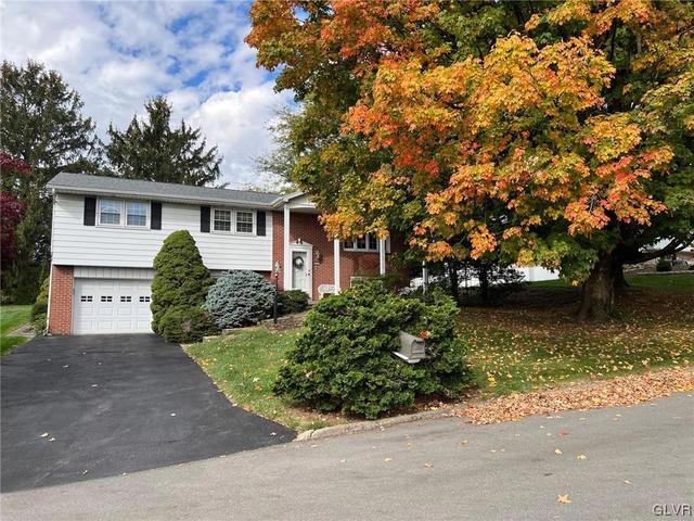 3237 Country Ln, Bethlehem, PA 18017