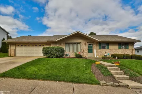 985 Hillcrest Dr S, Macungie, PA 18062