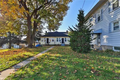 20 E High St, Nazareth, PA 18064