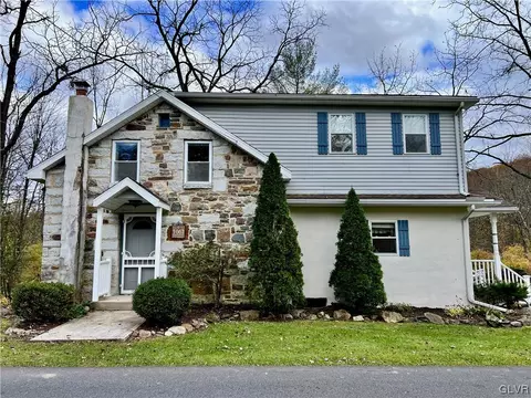 1062 S Cottonwood Rd, Walnutport, PA 18088
