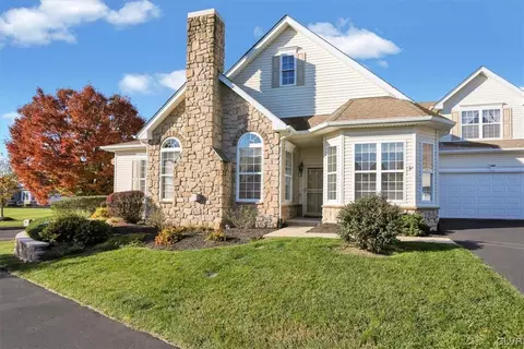 1019 Burgundy Cir, Pennsburg, PA 18073