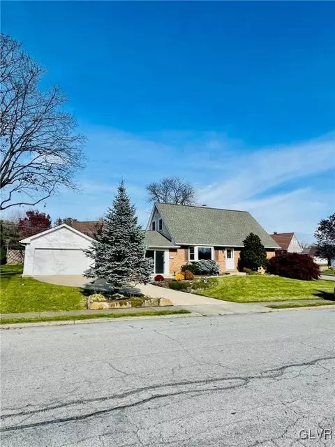3002 Birch St S, Hokendauqua, PA 18052
