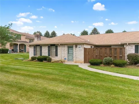 2748 Rolling Green Pl, Macungie, PA 18062