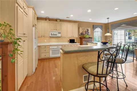 1865 Caryn Dr, Hellertown, PA 18055 photo 10