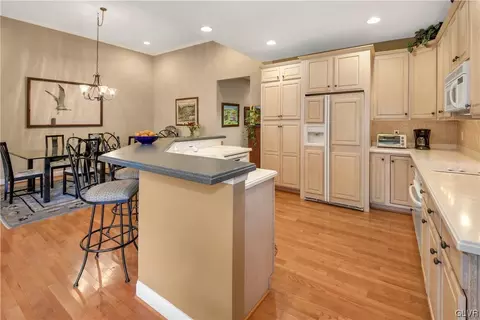 1865 Caryn Dr, Hellertown, PA 18055 photo 12