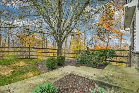 1865 Caryn Dr, Hellertown, PA 18055 photo 2