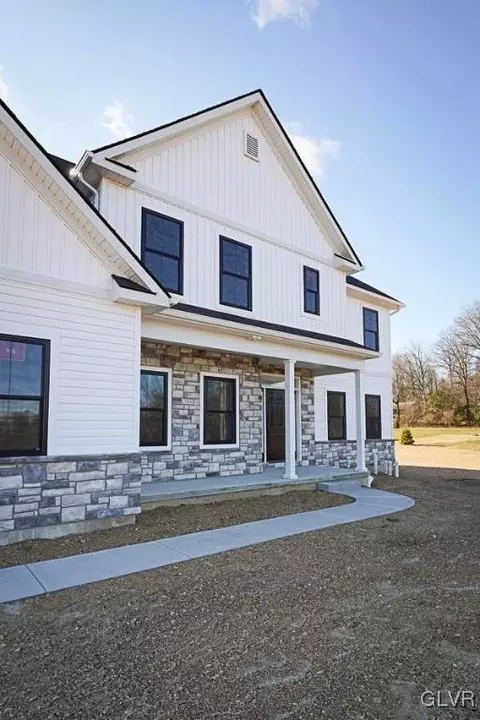 8598 Mohr Ln, Fogelsville, PA 18051
