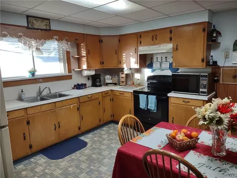 51 E 4th St, Wind Gap, PA 18091 photo 9