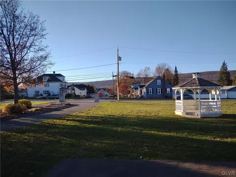 51 E 4th St, Wind Gap, PA 18091 photo 4