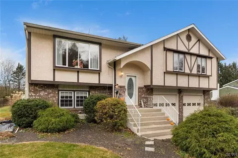 140 Hillside Dr, Coopersburg, PA 18036