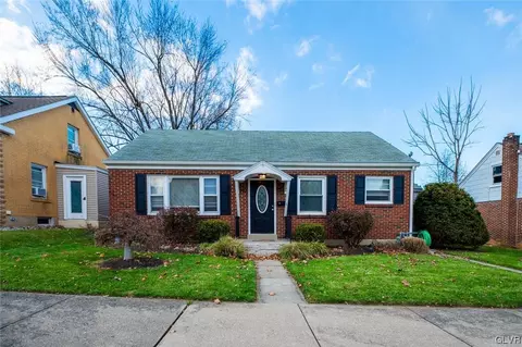 19 Elm St, Emmaus, PA 18049