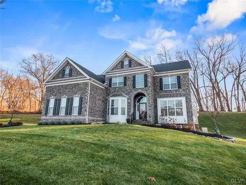 6266 Blue Belle Dr, Saucon Twp, PA 18034