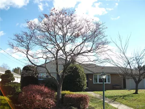 27 Walnut St, Macungie, PA 18062