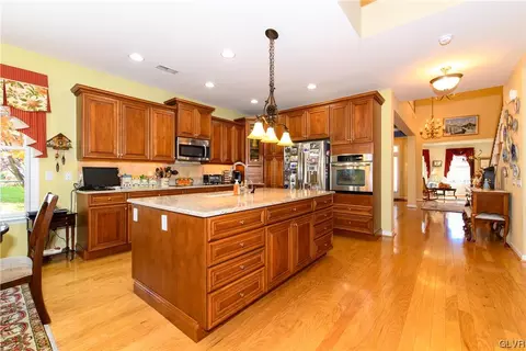 5528 Republic Way, Bethlehem, PA 18017 photo 4