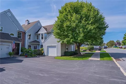 7932 Cross Creek Cir, Breinigsville, PA 18031