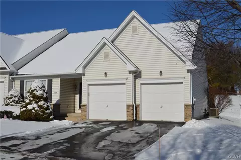 1296 Lindenwood Ln, Easton, PA 18040