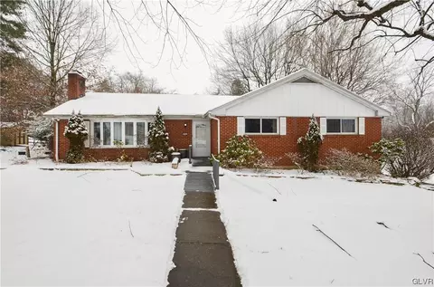 555 Pine Top Dr, Bethlehem, PA 18017
