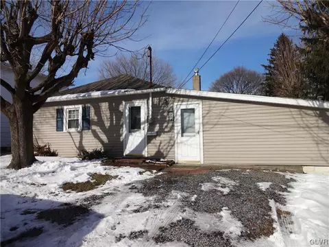 9 E North St, Nazareth, PA 18064