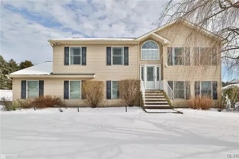 5019 Steeple Chase Dr, Schnecksville, PA 18078