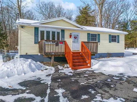 207 Birch Dr, Cresco, PA 18326