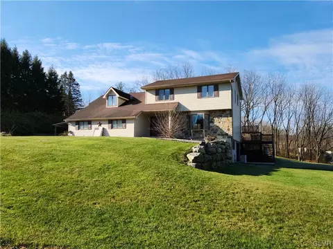 220 Green Meadow Ln, Pen Argyl, PA 18072